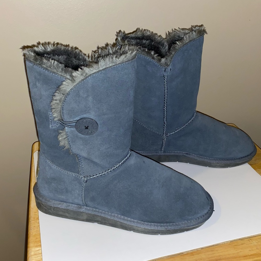 New UGG Australia shoes. Gray I color size is 9
